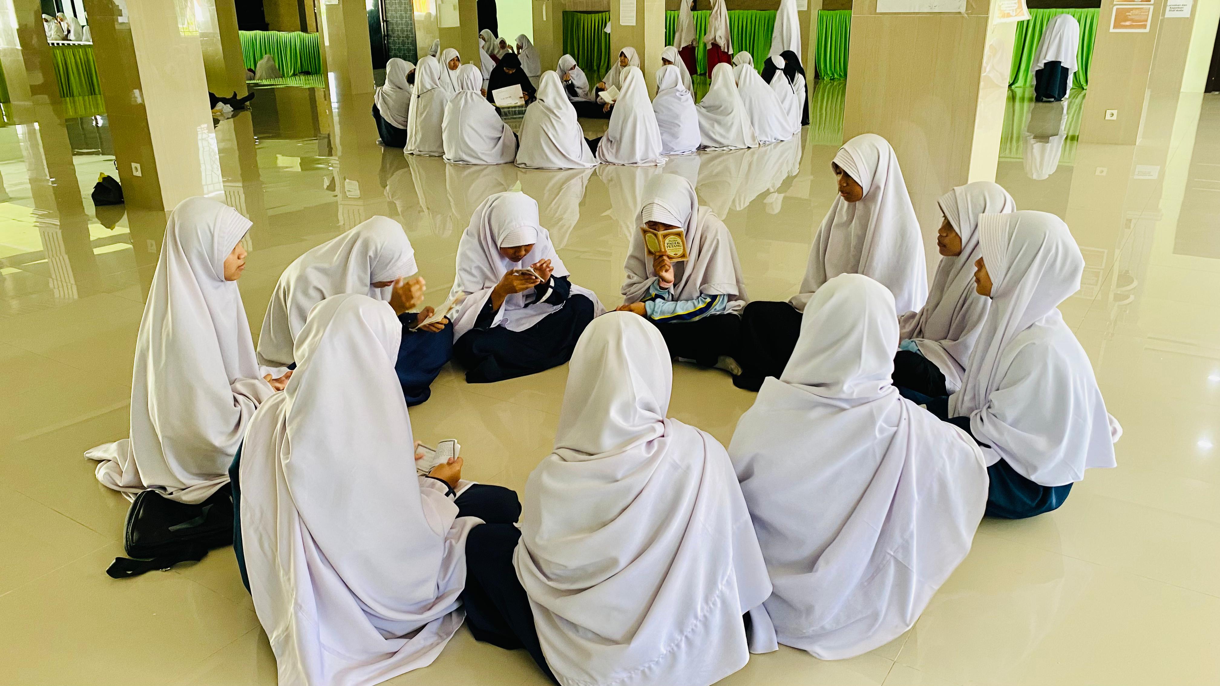 Kegiatan Dzikir Petang Siswa Akhwat di Mesjid